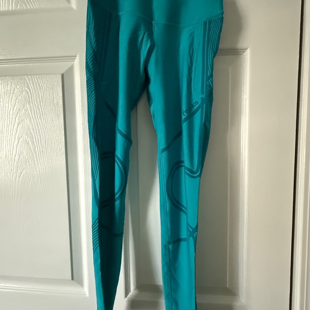 Blue Athletic Leggings with Stretchy Fabric and Full-Length Design